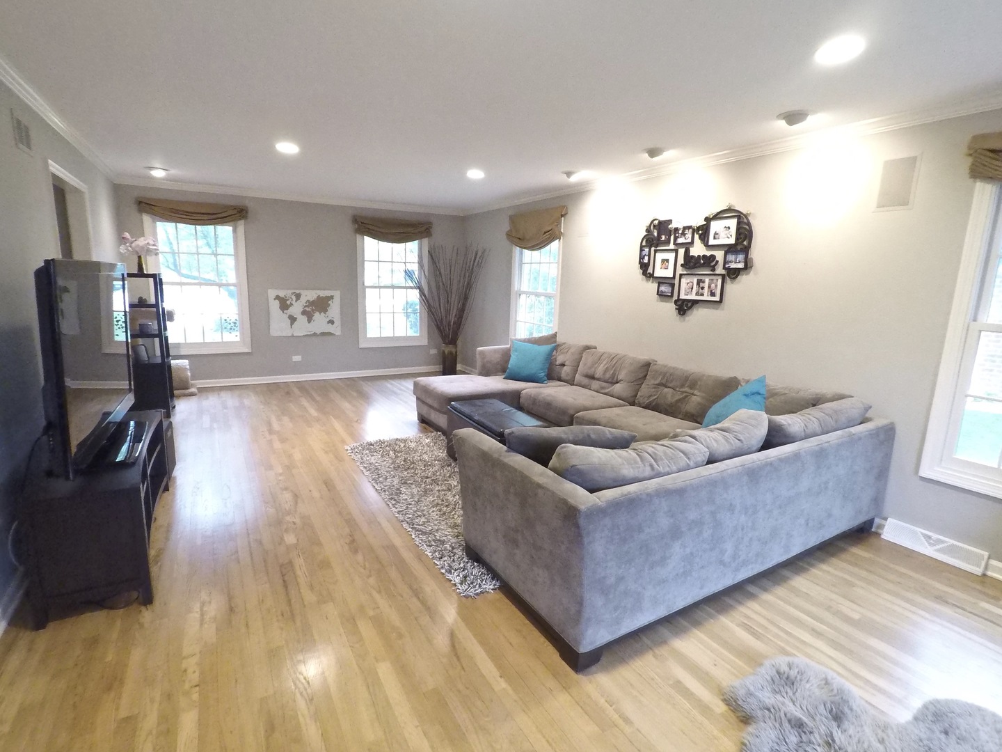 2053 Clover Road Northbrook, IL 60062 - Photo 12 of 28 a living room with furniture and a flat screen tv