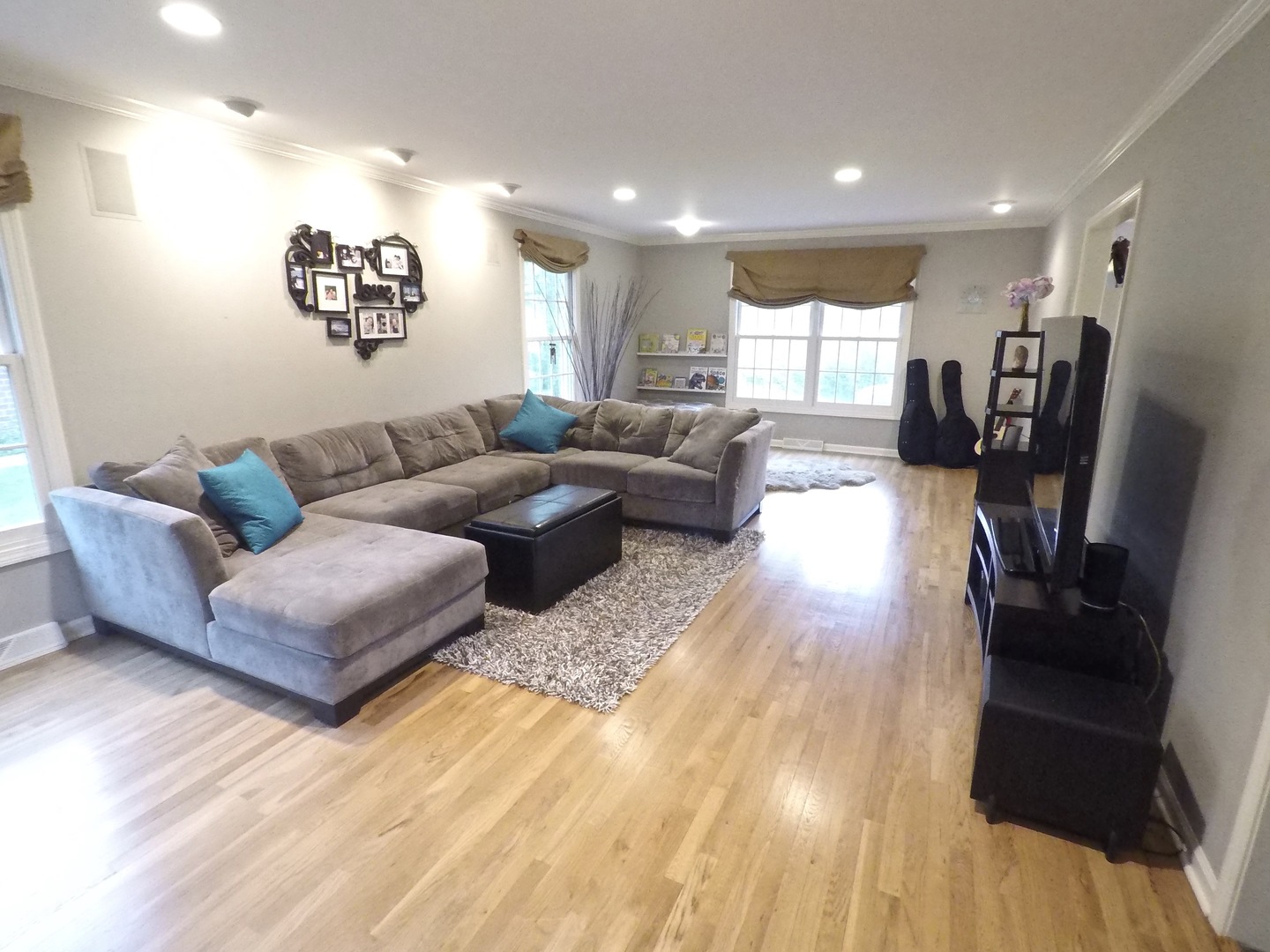 2053 Clover Road Northbrook, IL 60062 - Photo 13 of 28 a living room with furniture and a wooden floor