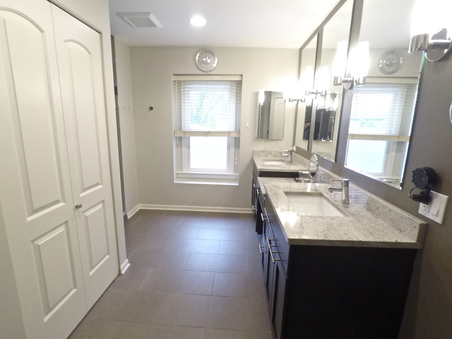 2053 Clover Road Northbrook, IL 60062 - Photo 17 of 28 a bathroom with 2 sink and a mirror