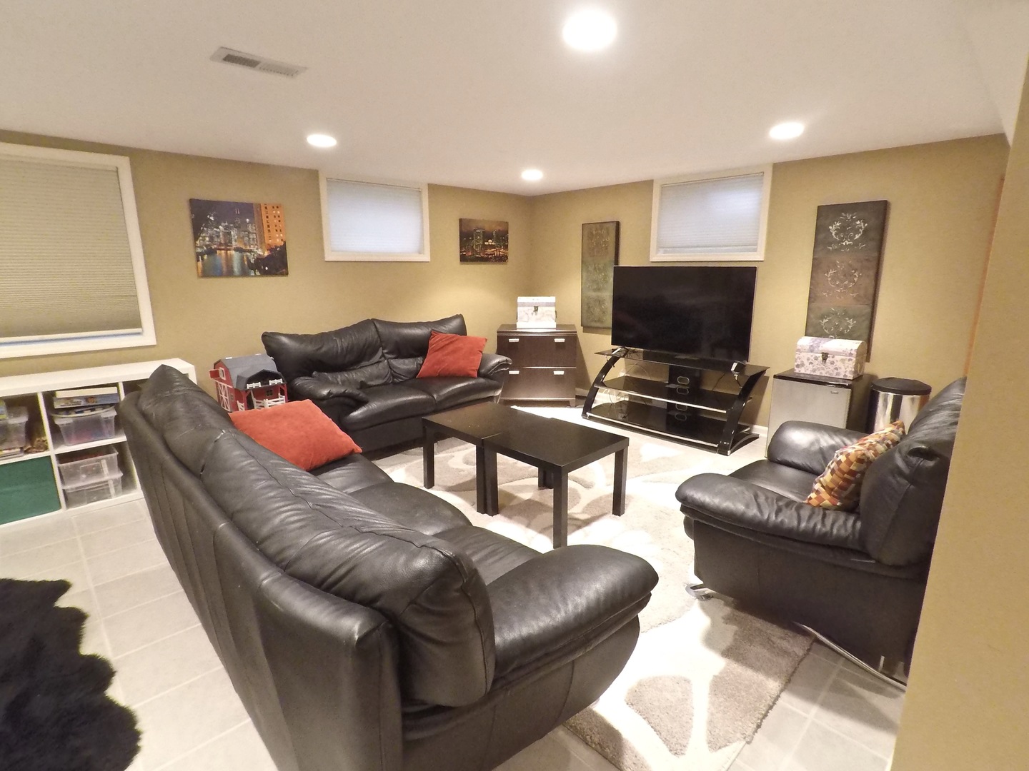 2053 Clover Road Northbrook, IL 60062 - Photo 25 of 28 a living room with furniture and a flat screen tv