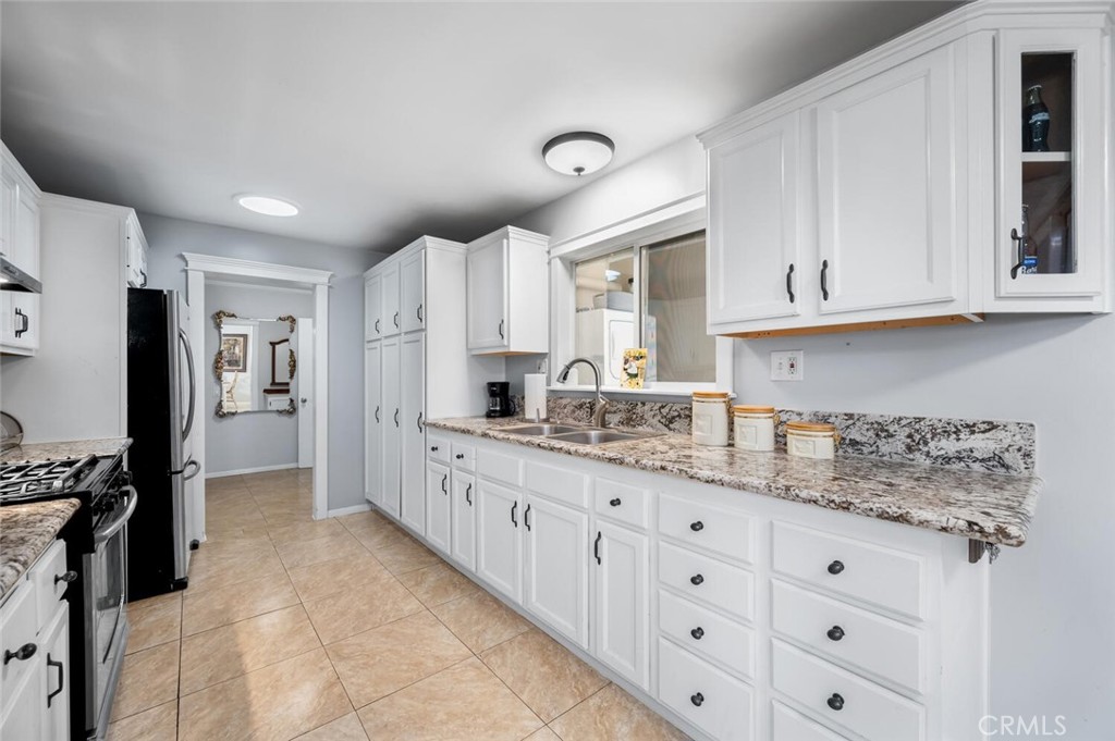 1050 First Street Norco, CA 92860 - Photo 12 of 56 Kitchen