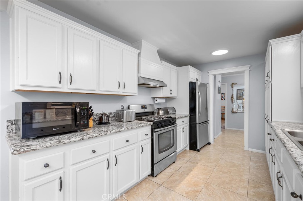 1050 First Street Norco, CA 92860 - Photo 13 of 56 Kitchen