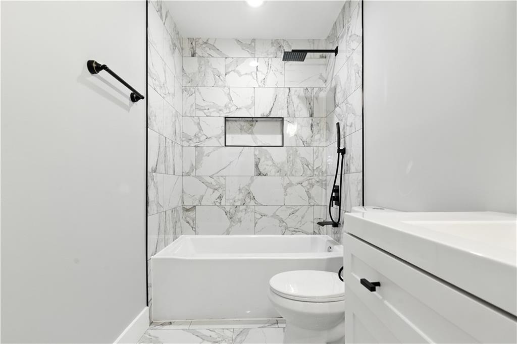 194 Harris Loop Dallas, GA 30157 - Photo 11 of 25 a bathroom with a toilet and a bathtub