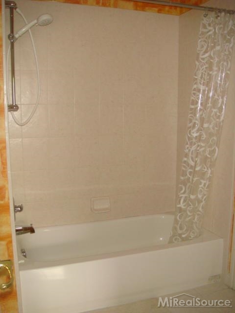 2033 Rochelle Run, Unit 98 Rochester, MI 48309 - Photo 17 of 19 31201628-16.JPG