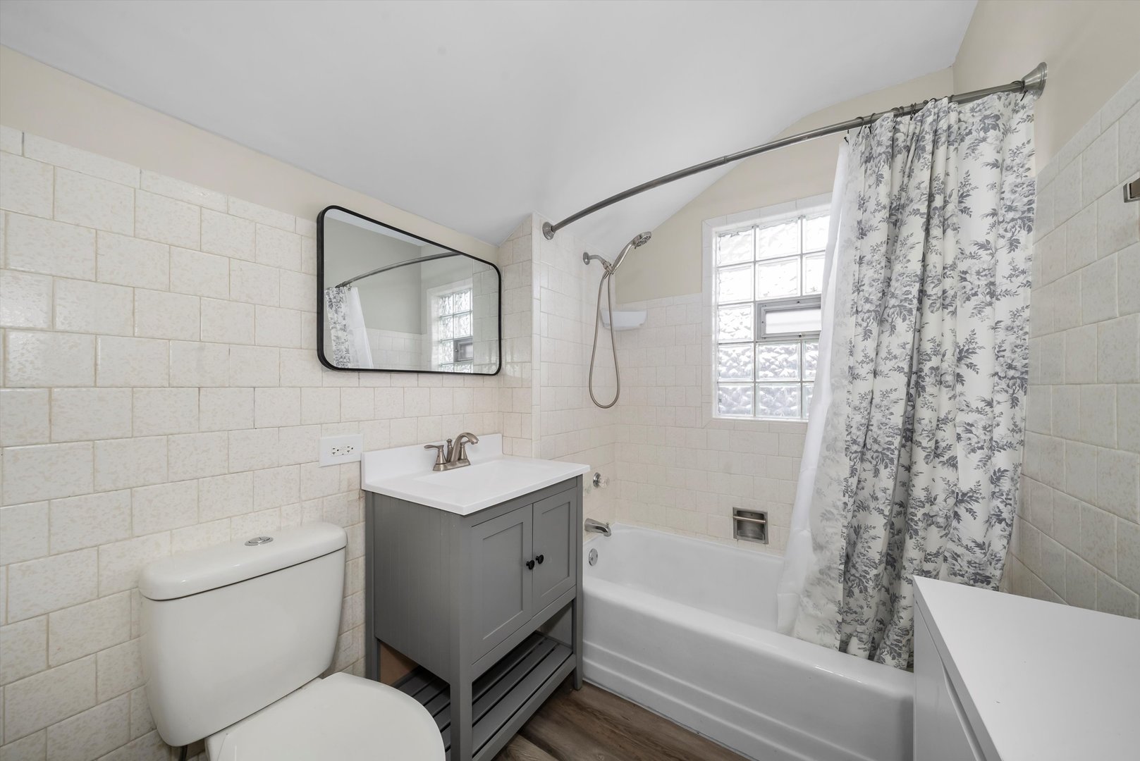 6514 Sinclair Avenue Berwyn, IL 60402 - Photo 19 of 33 a bathroom with a toilet sink and bathtub