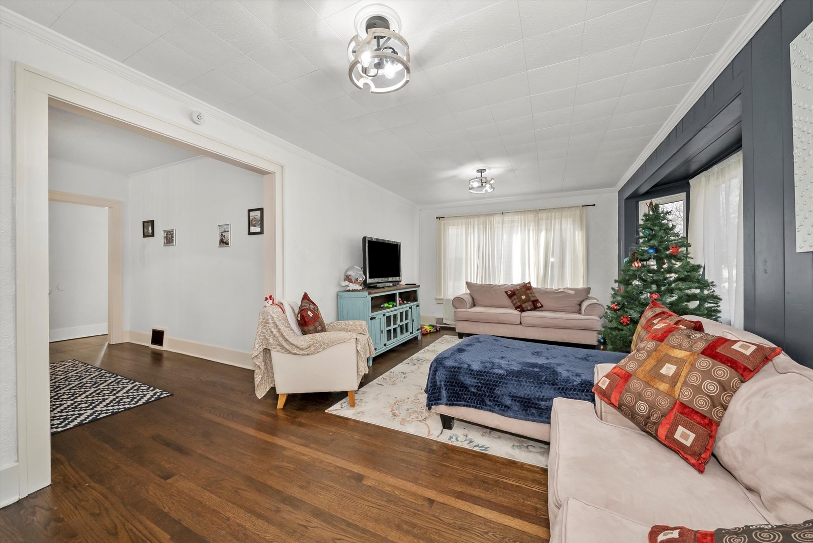 6514 Sinclair Avenue Berwyn, IL 60402 - Photo 4 of 33 a living room with furniture and a flat screen tv
