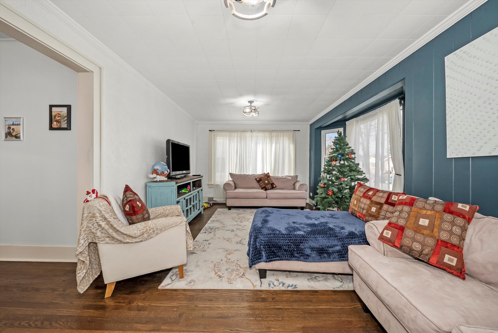 6514 Sinclair Avenue Berwyn, IL 60402 - Photo 5 of 33 a living room with furniture and a flat screen tv