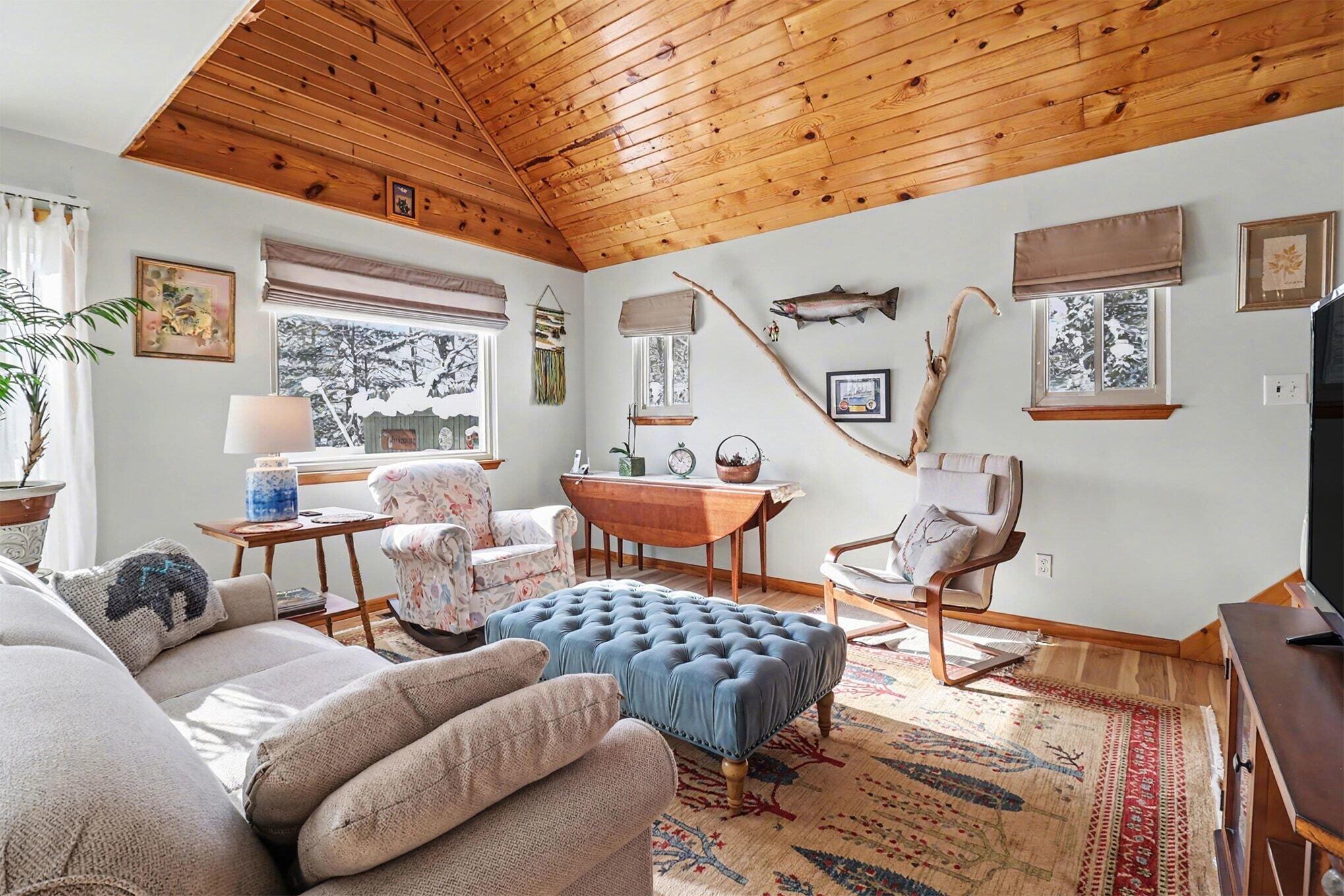 8597 West Deer Run Baldwin, MI 49304 - Photo 11 of 28 Living Room V2