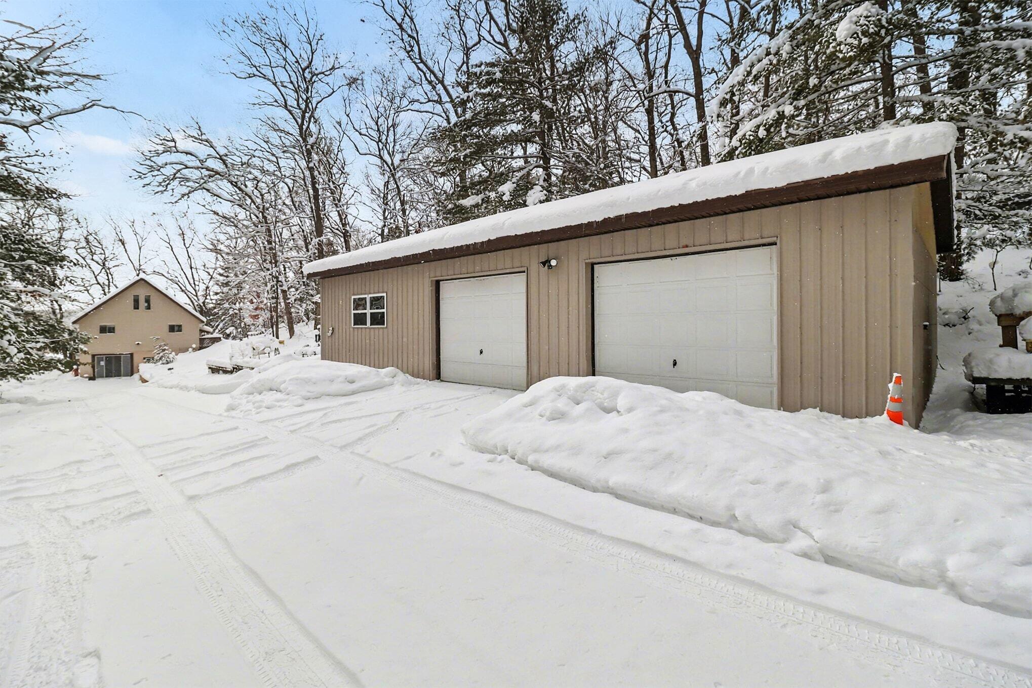 8597 West Deer Run Baldwin, MI 49304 - Photo 3 of 28 Garage