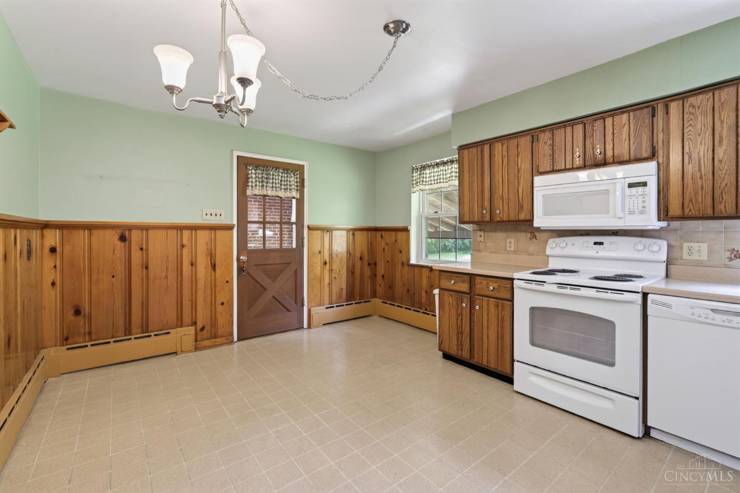 1065 Mc Kelvey Road Cincinnati, OH 45231 - Photo 8 of 38 Dinning Area