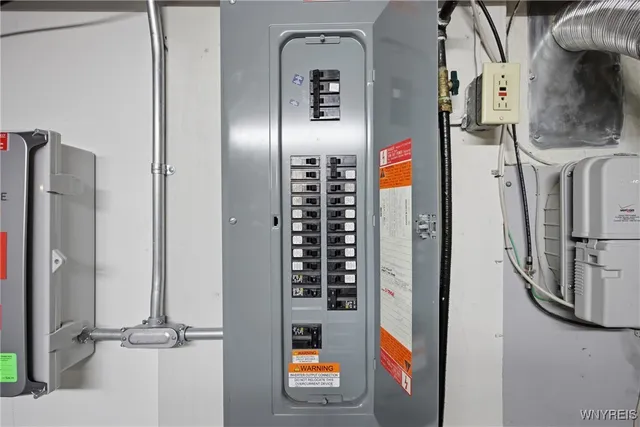 $328,500 | 12 Colvinhurst Drive, Tonawanda, NY 14223