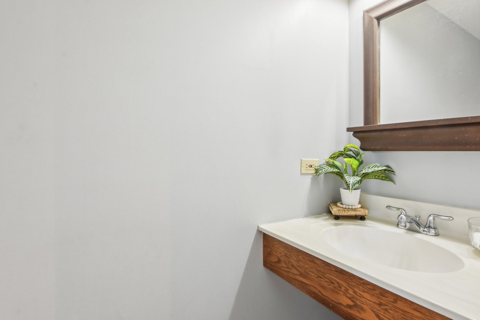 3407 Sandpiper Drive Aurora, IL 60504 - Photo 10 of 20 a bathroom with a sink and a mirror