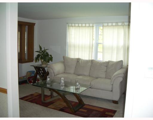 2004 Canyon Drive McKees Rocks, PA 15136 - Photo 4 of 8 Living Room.