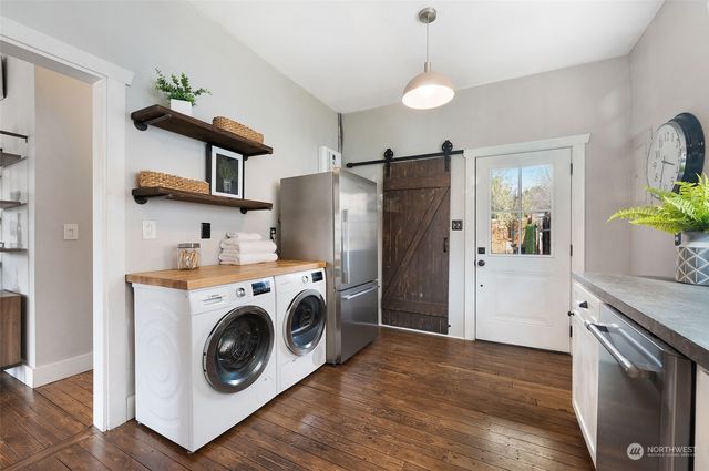 a view of kitchen and washer and dryer