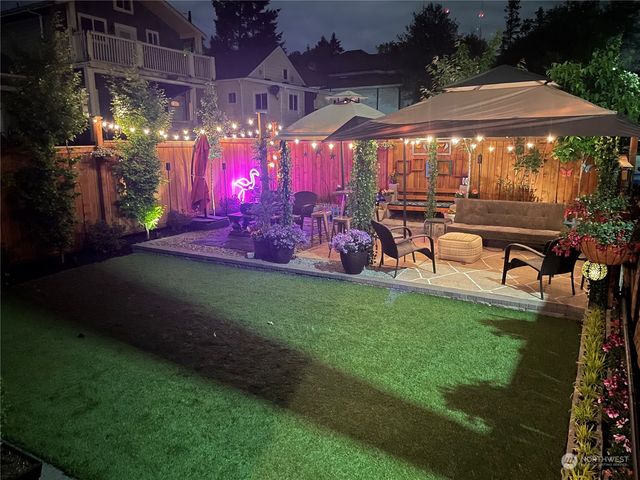 a view of a yard with plants