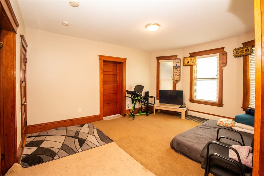 56 Cohasset Street Worcester, MA 01604 - Photo 17 of 33