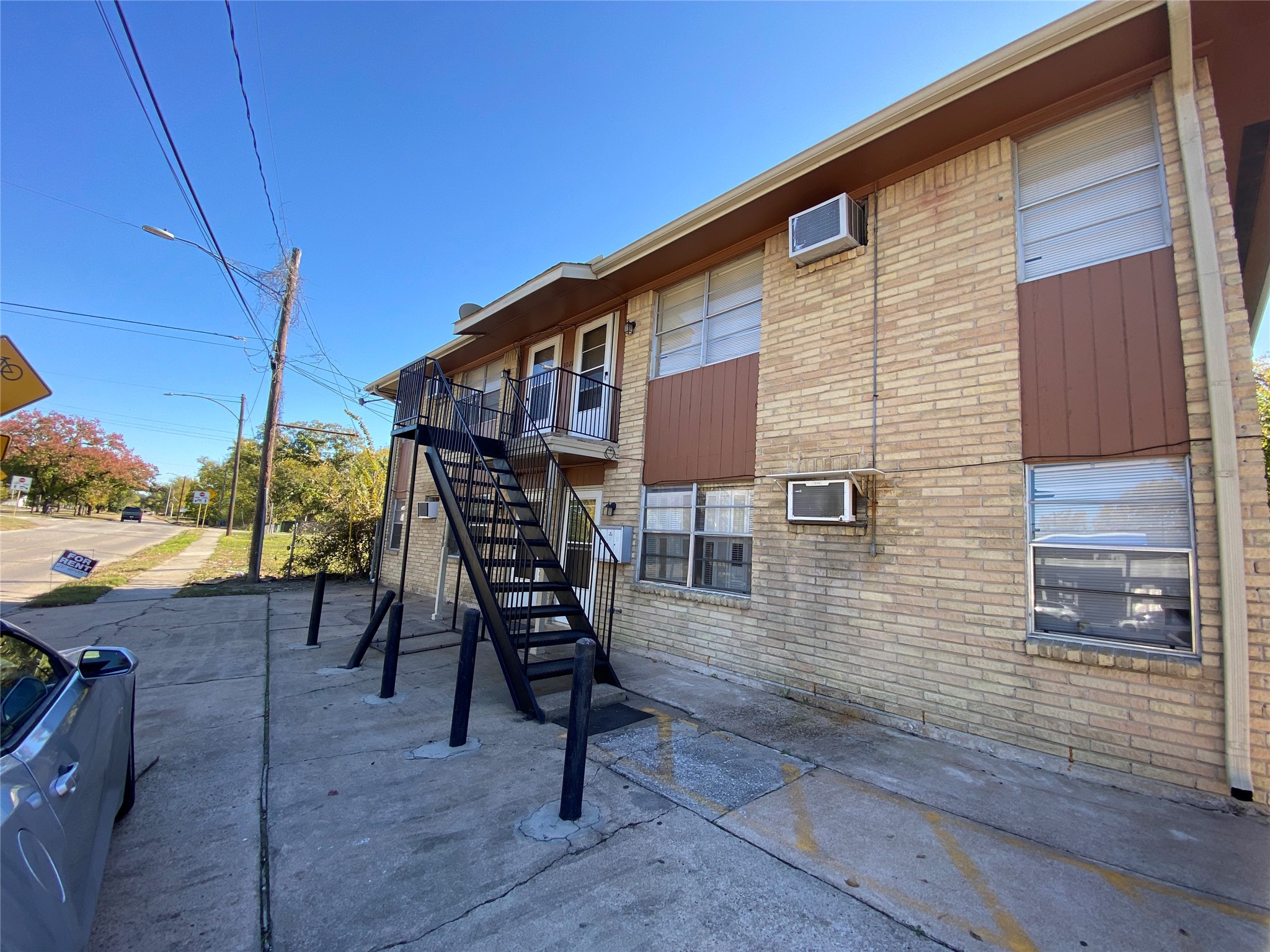 3024 Elgin Street, Unit 8 Houston, TX 77004 - Photo 11 of 11 a view of chairs and tables in the patio