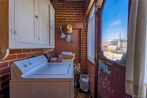 a view of an entryway with a workspace