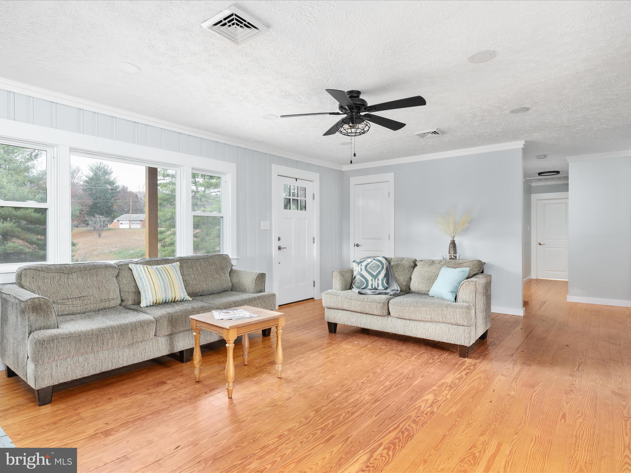 4834 Fort Valley Road Fort Valley, VA 22652 - Photo 10 of 45 Living room - hardwood floors throughout