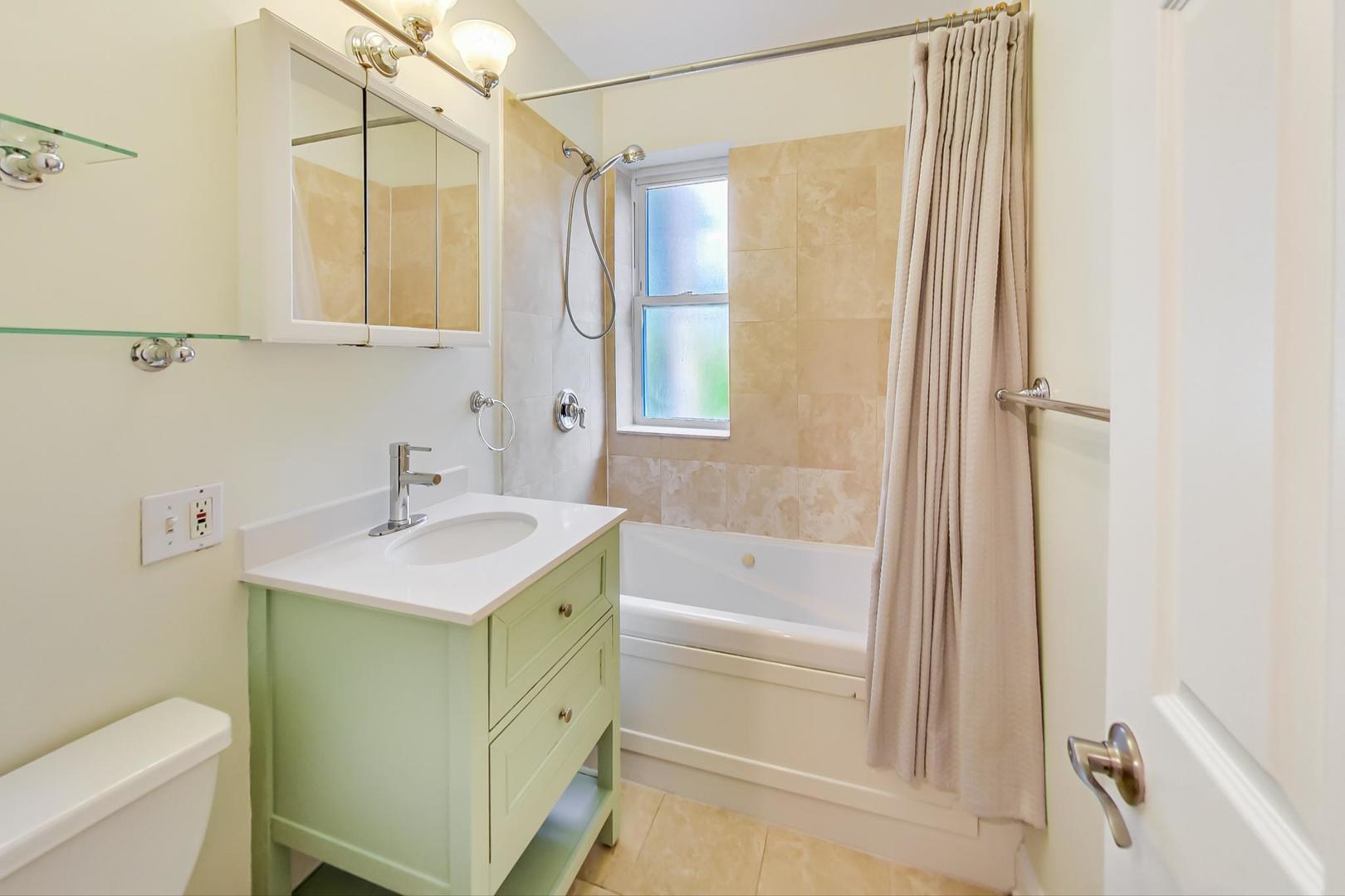 4109 North Sheridan Road, Unit 2S Chicago, IL 60613 - Photo 14 of 17 a bathroom with a sink a toilet and a bathtub