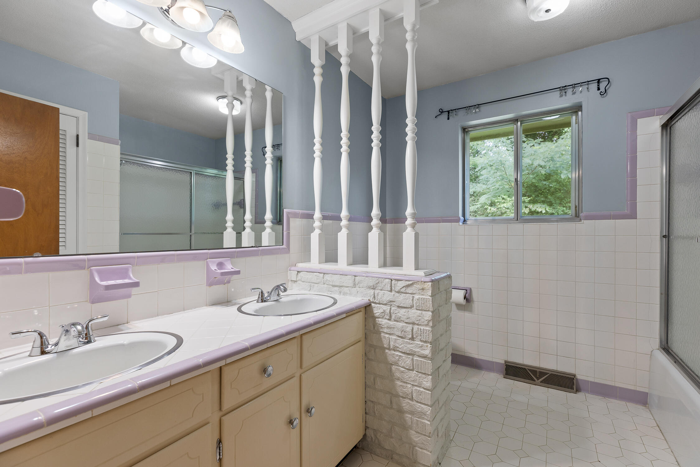 3911 Yorktown Road Chattanooga, TN 37416 - Photo 23 of 27 Hall Bathroom