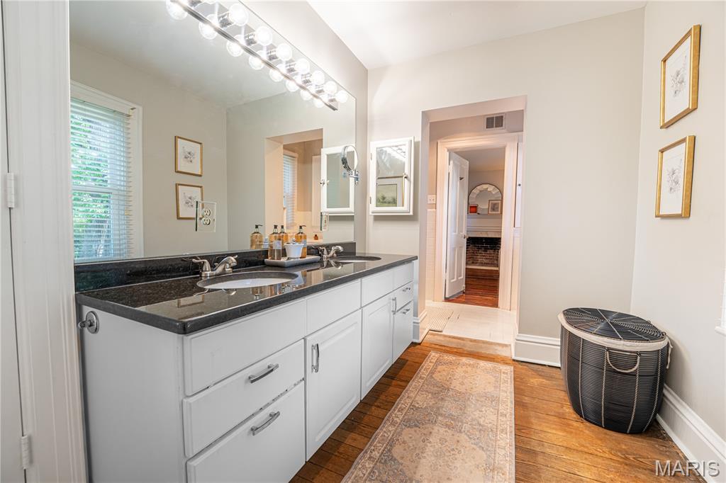 9242 Clayton Road Ladue, MO 63124 - Photo 29 of 53 Gallery Image 29