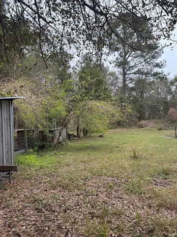 a view of a yard with a house
