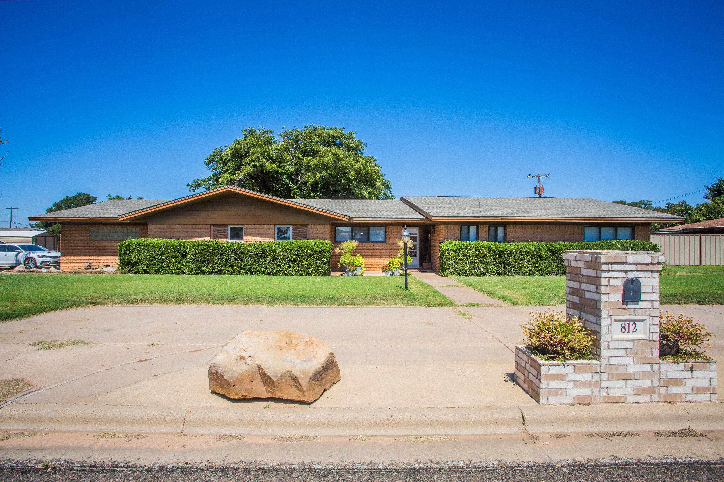 812 1st Street Abernathy, TX 79311 - Photo 2 of 53 a front view of house with yard