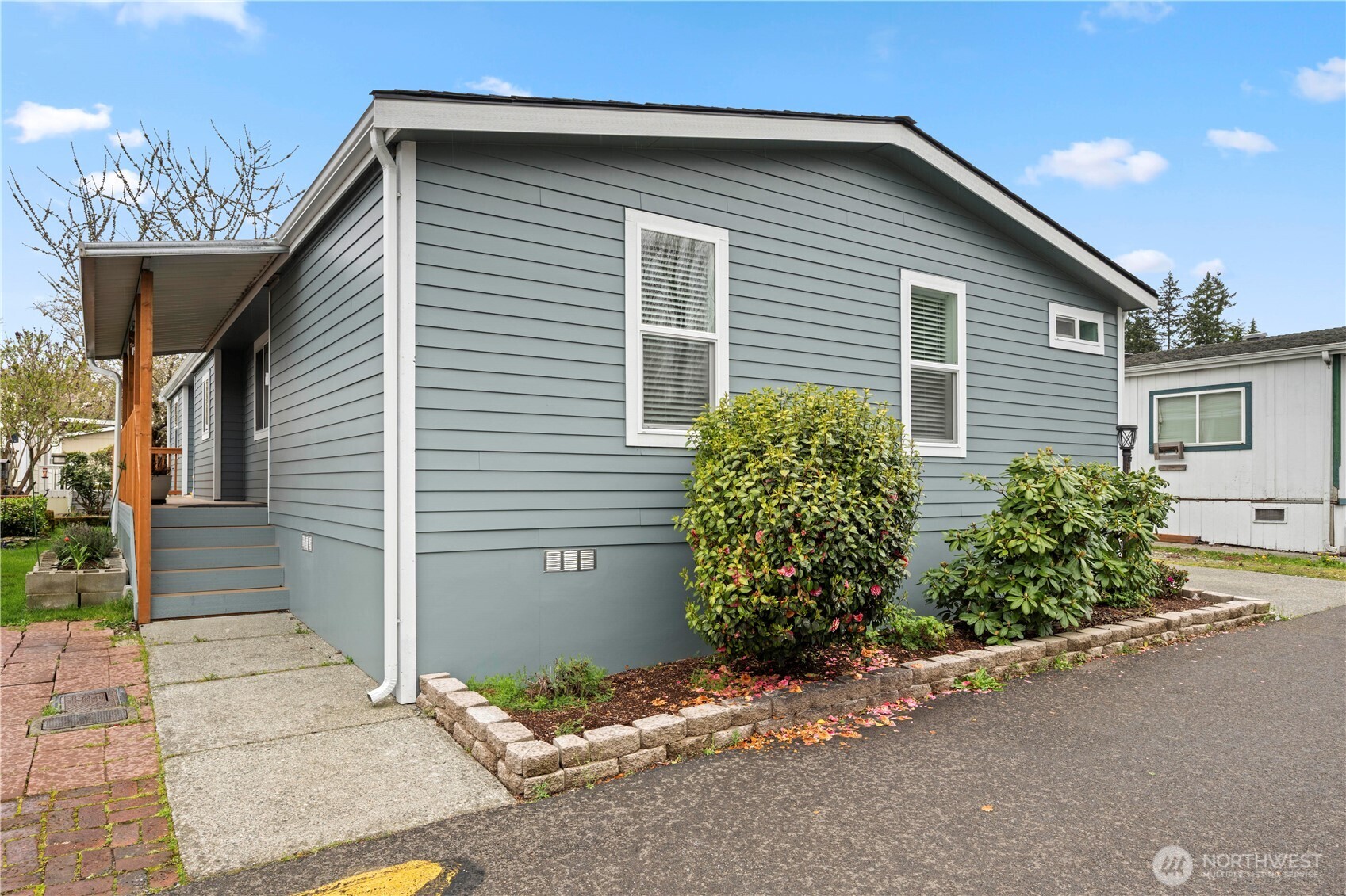 415 Lakeview Road, Unit K35 Lynnwood, WA 98087 - Photo 2 of 27 a house with a garden space