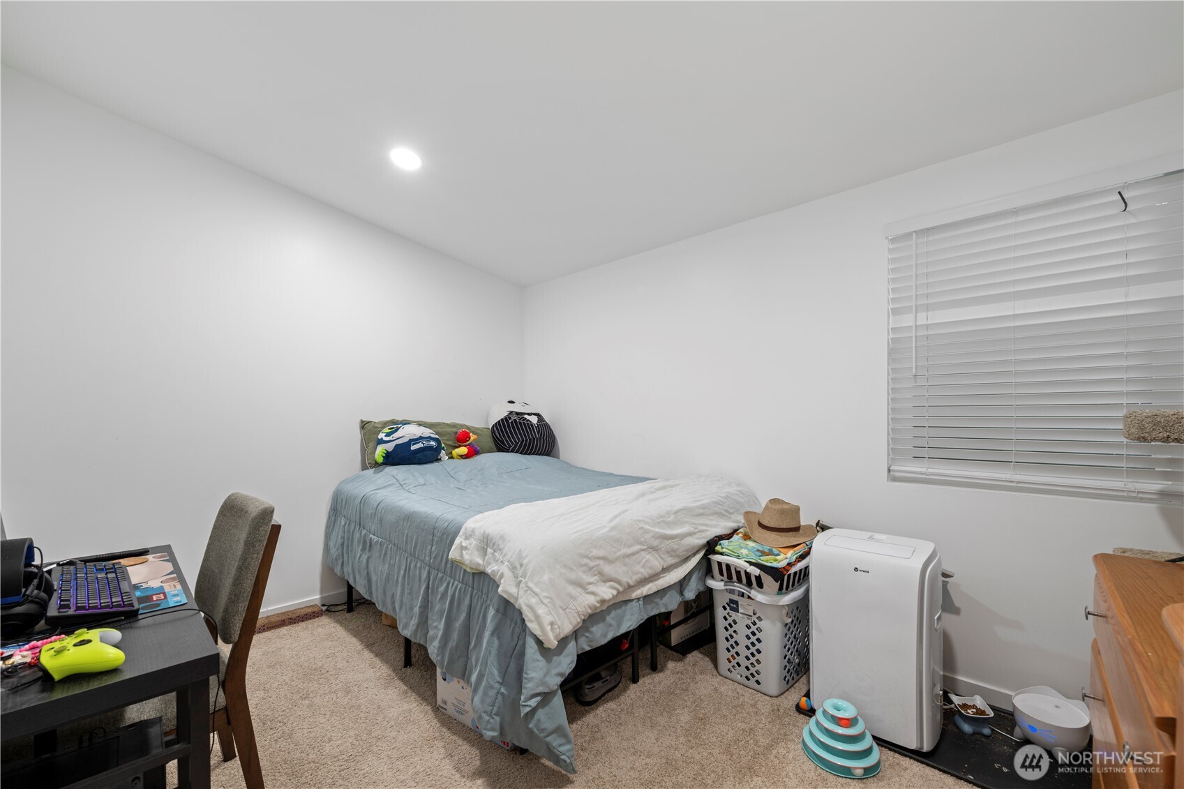 415 Lakeview Road, Unit K35 Lynnwood, WA 98087 - Photo 21 of 27 a bedroom with a bed and a desk
