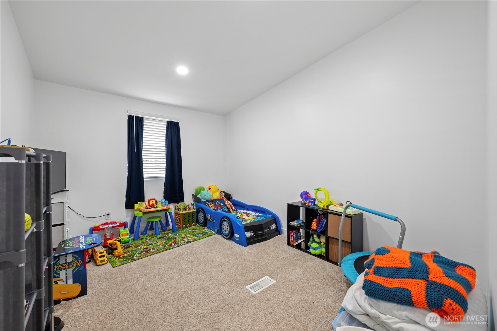 415 Lakeview Road, Unit K35 Lynnwood, WA 98087 - Photo 22 of 27 a children room with toys and toys