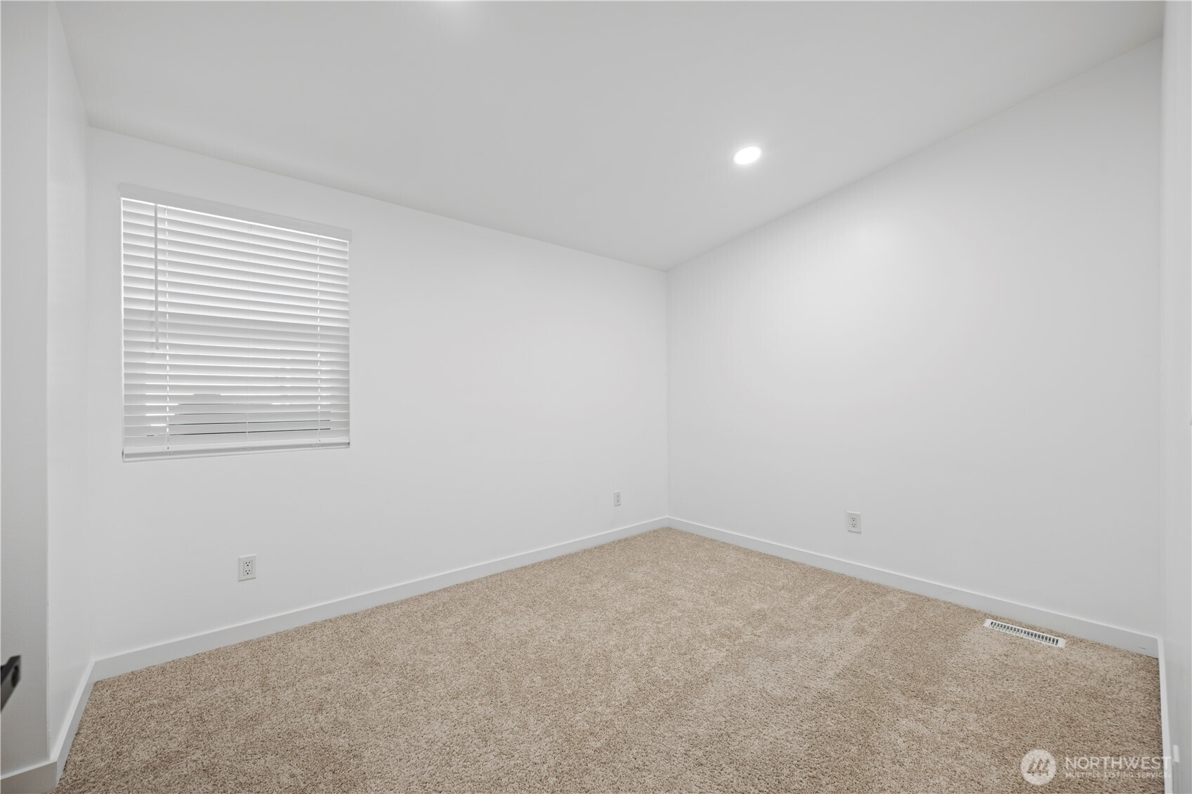 415 Lakeview Road, Unit K35 Lynnwood, WA 98087 - Photo 23 of 27 an empty room with a window