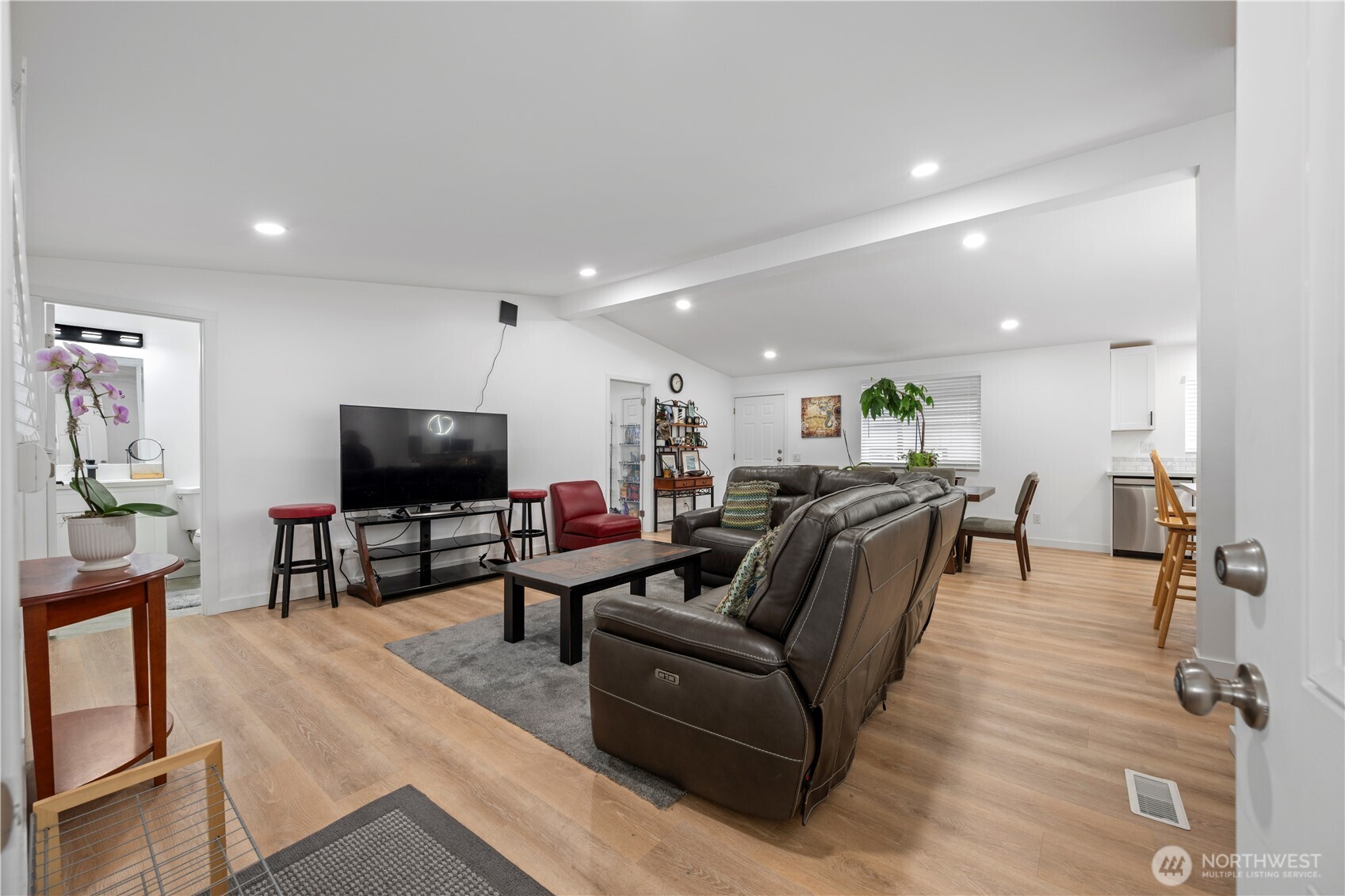 415 Lakeview Road, Unit K35 Lynnwood, WA 98087 - Photo 5 of 27 a living room with furniture and a flat screen tv