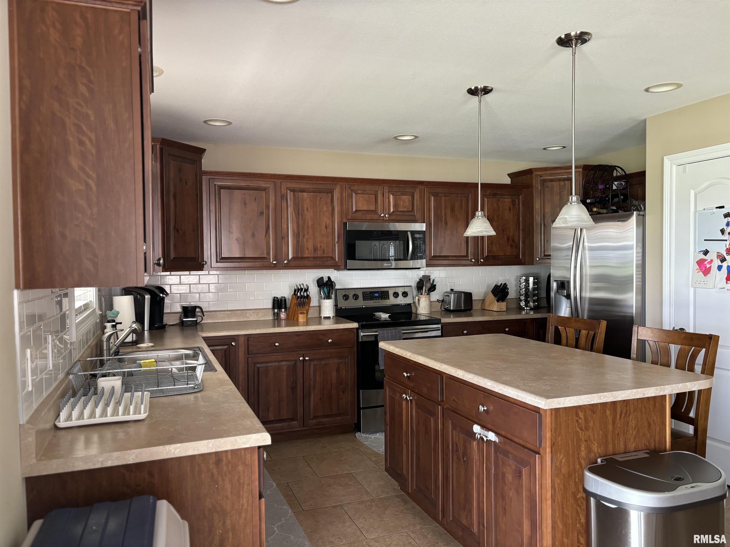 116 East Cypress Road Canton, IL 61520 - Photo 8 of 31 Gallery Image 8