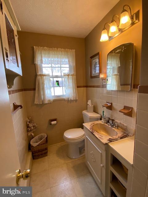103 Devonshire Road Wilmington, DE 19803 - Photo 22 of 32 1st floor powder room