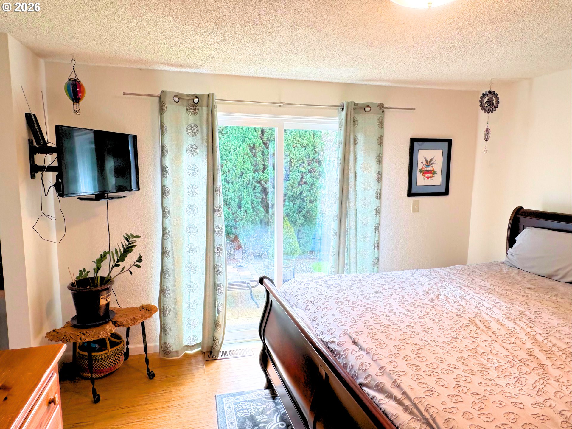 1708 Jasper Avenue Sutherlin, OR 97479 - Photo 14 of 30 a room with a bed and a flat screen tv