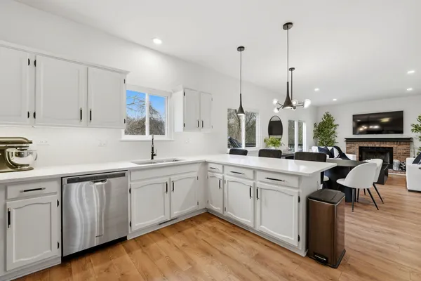 $450,000 | 830 Longwood Drive, Algonquin, IL 60102