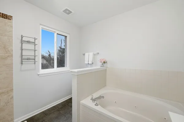 $450,000 | 830 Longwood Drive, Algonquin, IL 60102