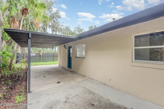 a house view with backyard space