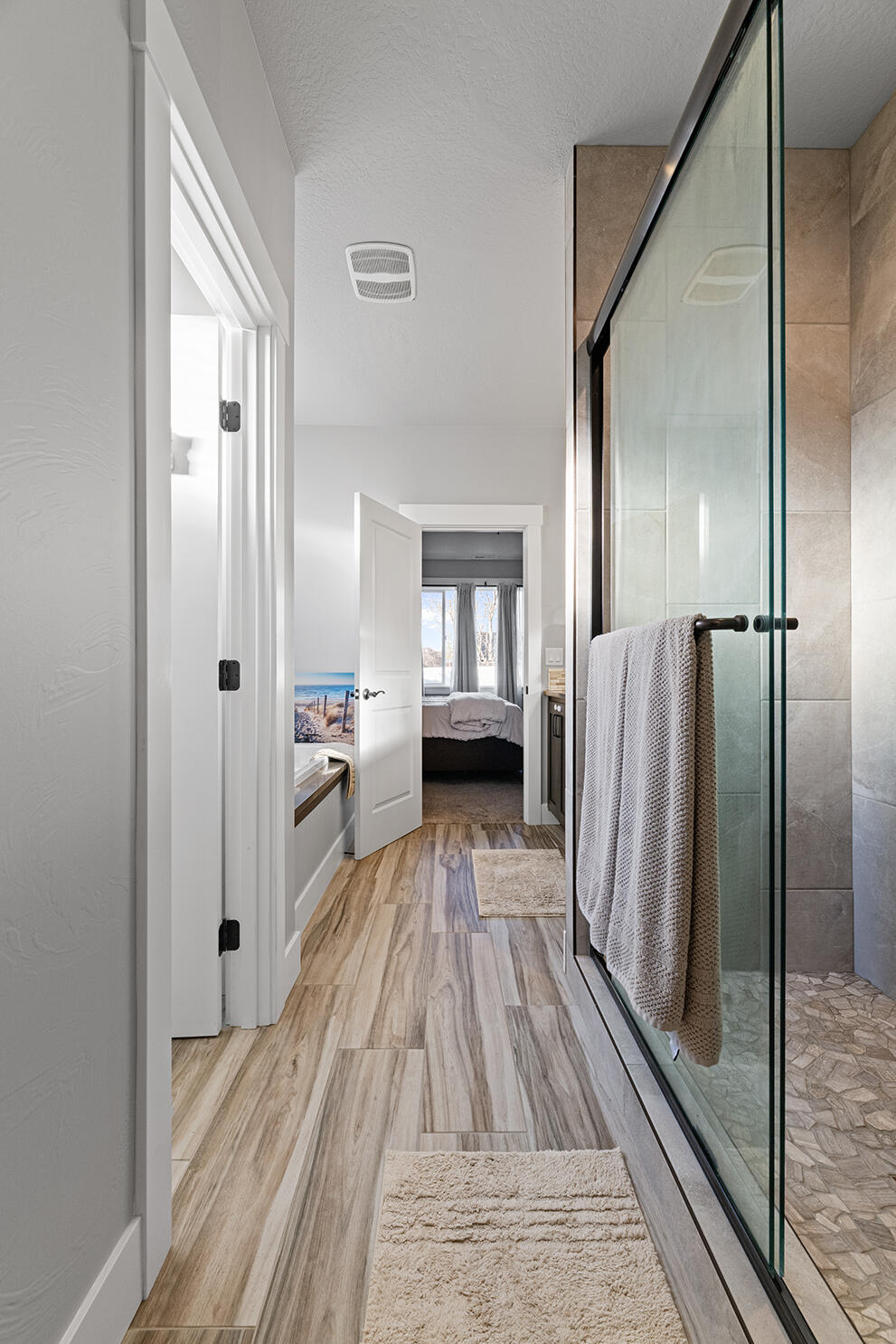 1043 Arrowhead Trail Eagle Point, OR 97524 - Photo 19 of 29 a view of a bathroom from the hallway
