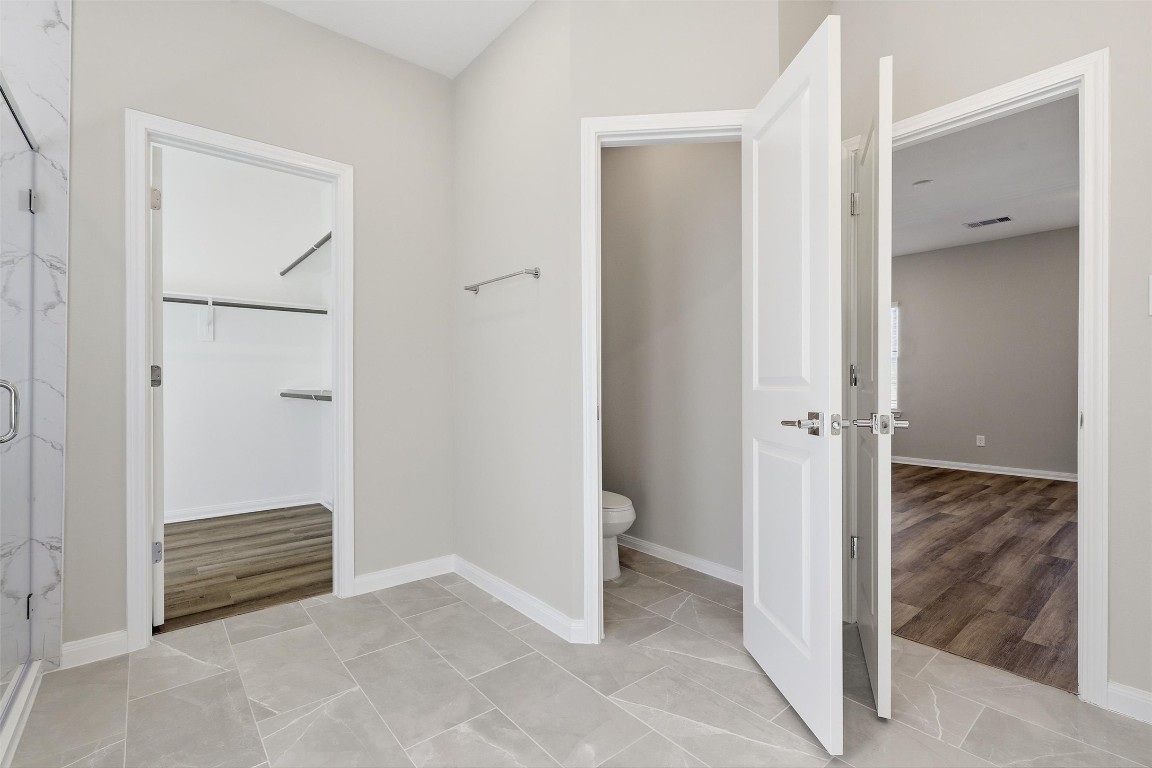 9912 Clark Road, Unit B Houston, TX 77076 - Photo 42 of 48 an empty room with cabinet and mirror