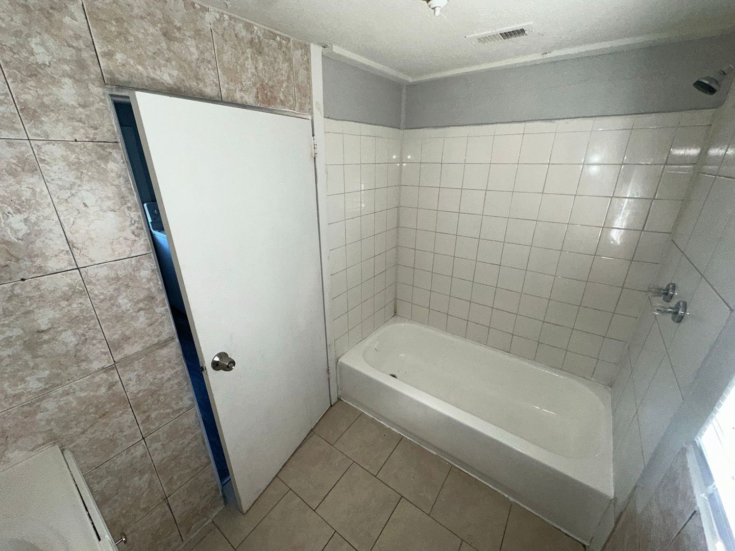 412 North 8th Street, Unit 1 Pasadena, TX 77502 - Photo 16 of 17 a bathroom with a bathtub