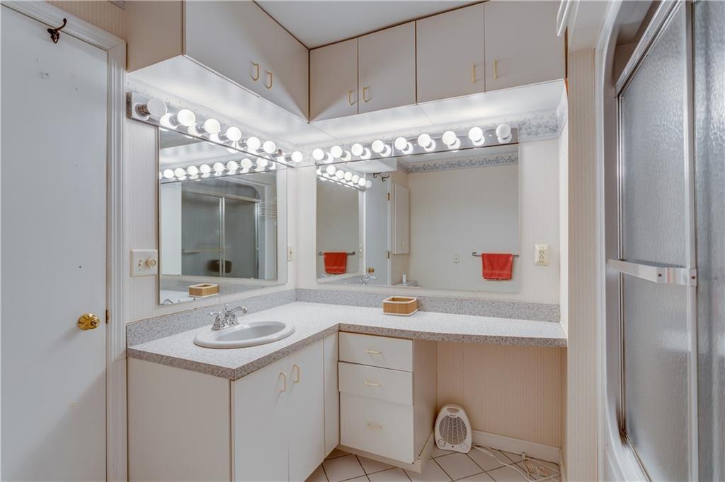 1200 McGovern Road, Unit E Houston, PA 15342 - Photo 12 of 16 Full Main Bath upper level has tons of storage and linen closet