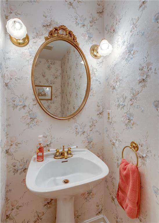 1200 McGovern Road, Unit E Houston, PA 15342 - Photo 9 of 16 Half bath on main floor
