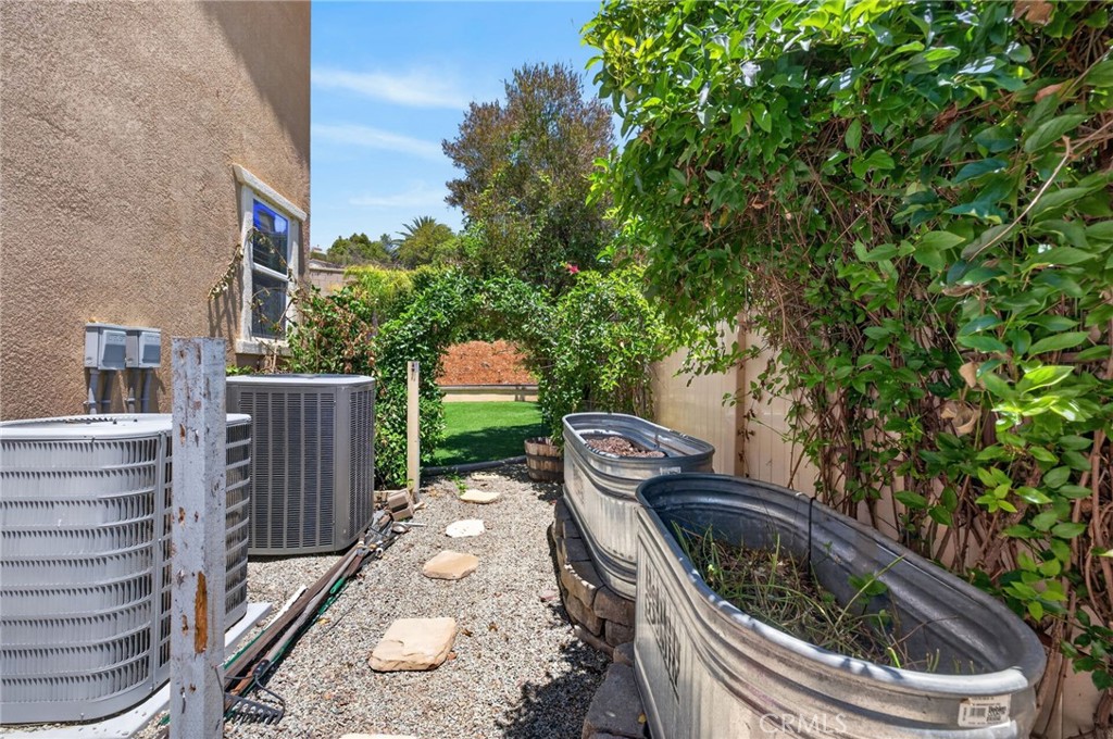 33320 Kilroy Road Temecula, CA 92592 - Photo 65 of 75 Side Yard Garden Planters