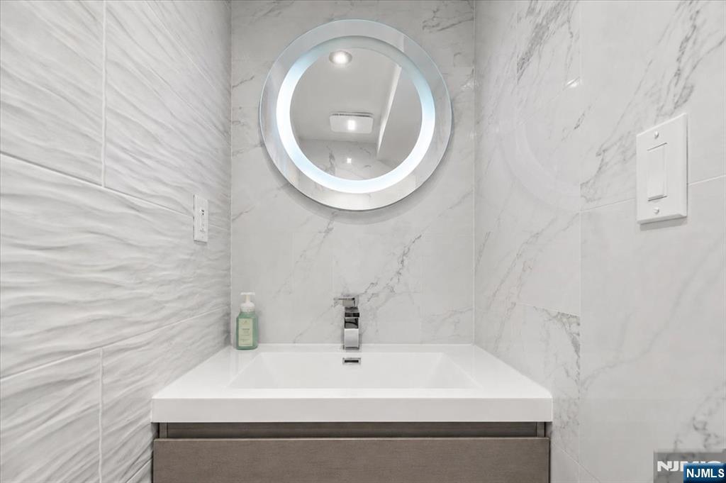 43 Berwyn Place Bergenfield, NJ 07621 - Photo 12 of 31