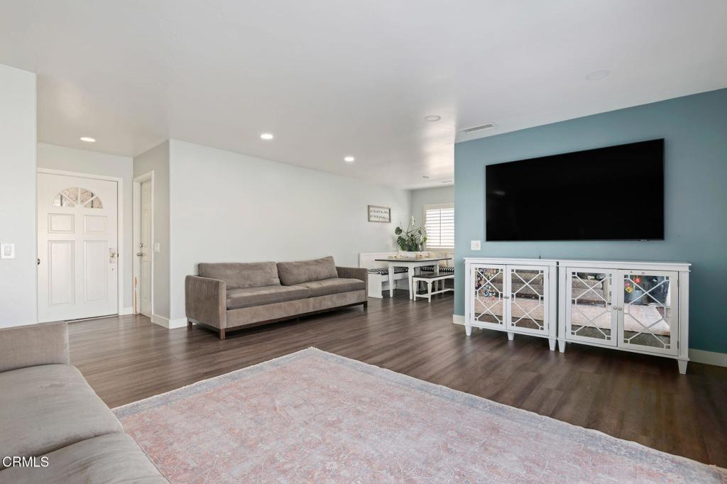 1111 Echo Street Oxnard, CA 93036 - Photo 4 of 16 05-Living Room