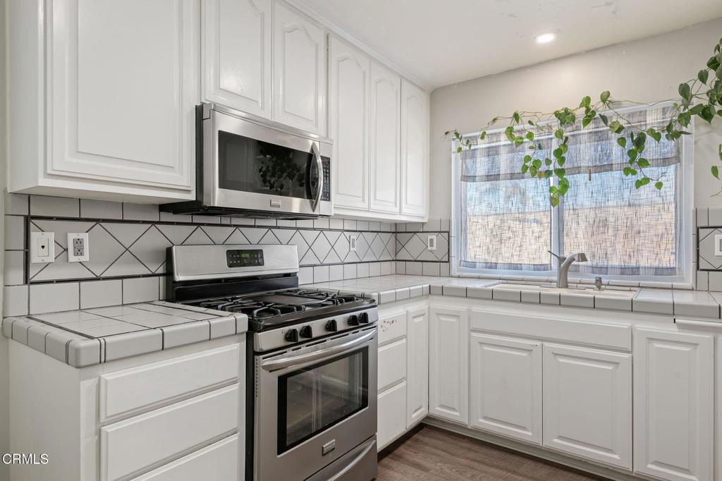 1111 Echo Street Oxnard, CA 93036 - Photo 7 of 16 08-Kitchen