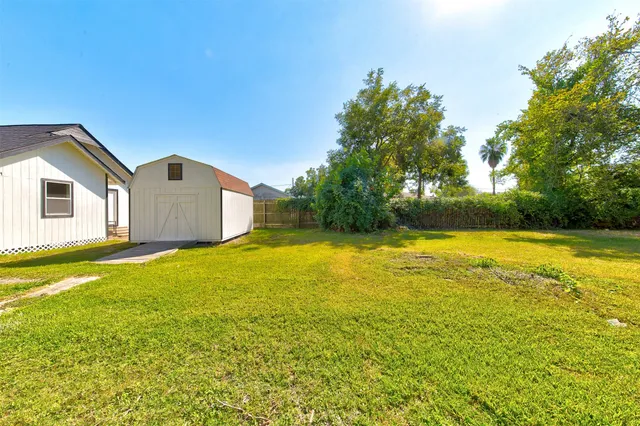 $199,000 | 210 South Magnolia Street, Highlands, TX 77562