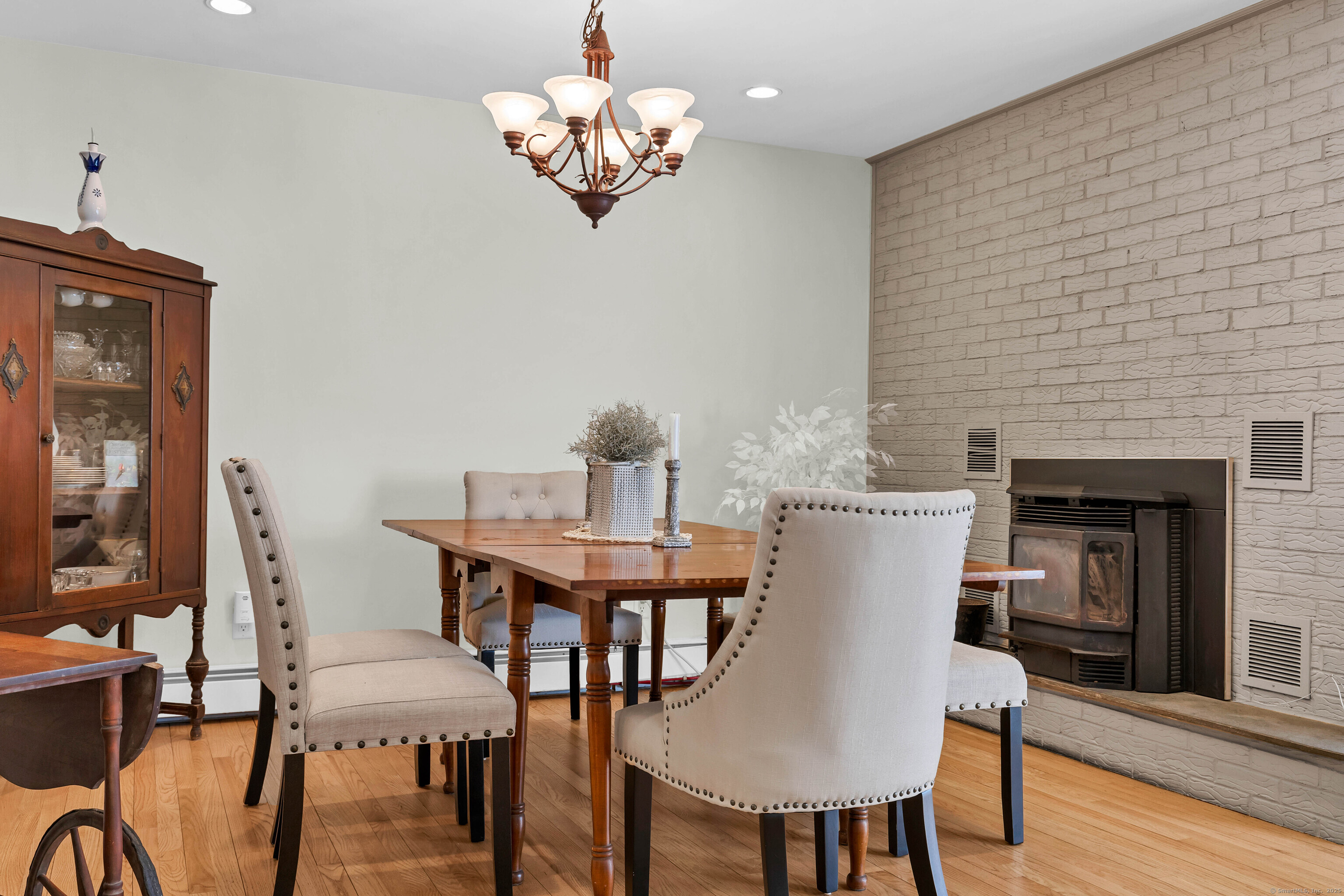 224 Neptune Drive Groton, CT 06340 - Photo 8 of 38